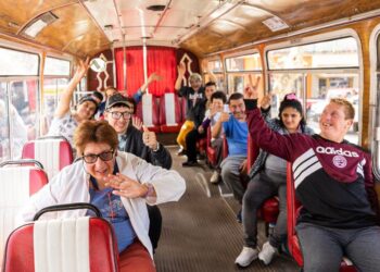Lanús presentó nuevas paradas inclusivas de transporte público para personas con autismo