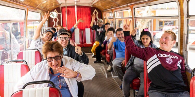 Lanús presentó nuevas paradas inclusivas de transporte público para personas con autismo