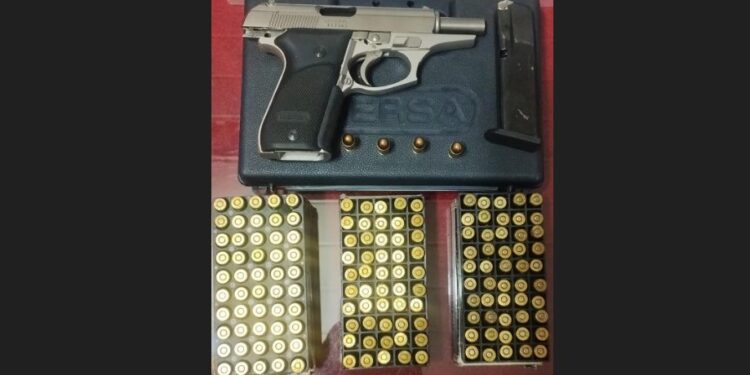 Terror en una escuela de Varela: una joven de 16 años llevó un arma con 150 balas
