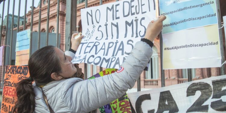 Protesta en Casa Rosada contra el ajuste en Discapacidad: «No se pueden sostener las prestaciones»