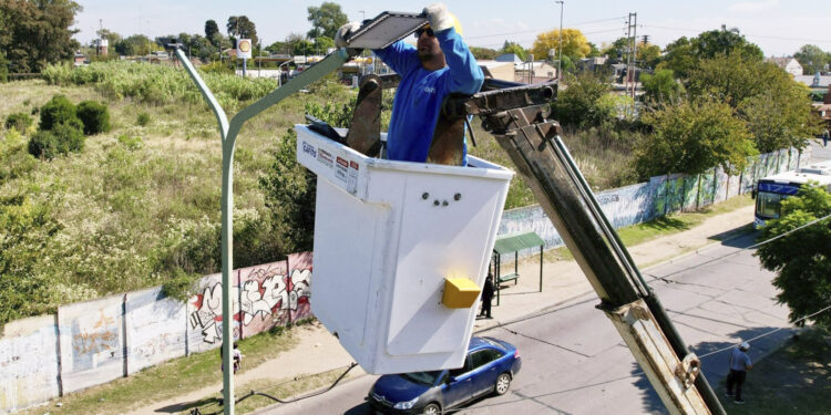 Brown avanza en la colocación de nuevas luces led que duplican y hasta triplican la potencia del alumbrado