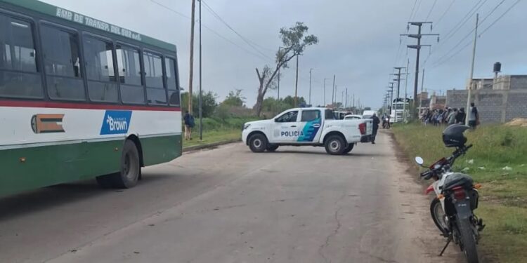 Murió un motociclista en Glew: se cayó de la moto y lo atropelló un colectivo