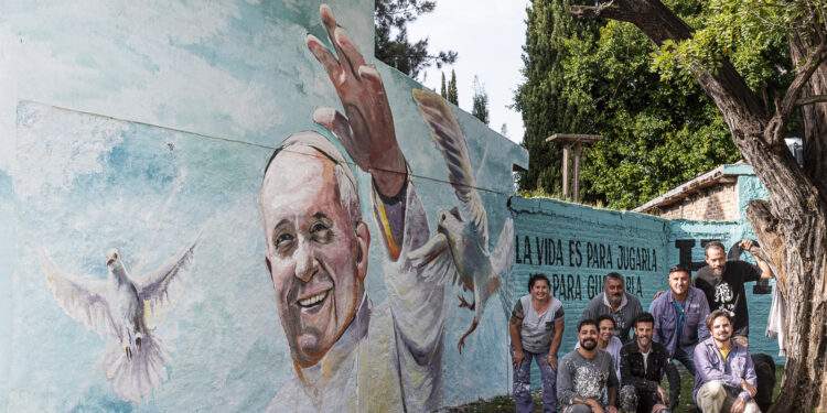 Brown homenajeó al Papa francisco con un mural en Rafael Calzada