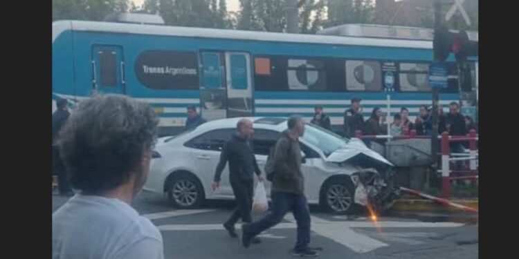 El tren arrolló un auto que cruzó con la barrera baja en Adrogué