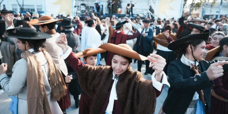 Brown, Lomas y Lanús celebran el Día de la Patria con música, baile y tradición