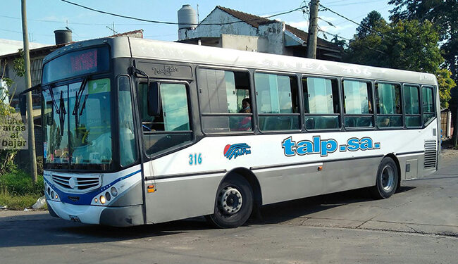 Un colectivero de línea 406 desvió su recorrido y abusó de una pasajera de 15 años