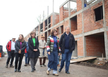 Cascallares y Batakis recorrieron la obra de 88 viviendas en José Mármol