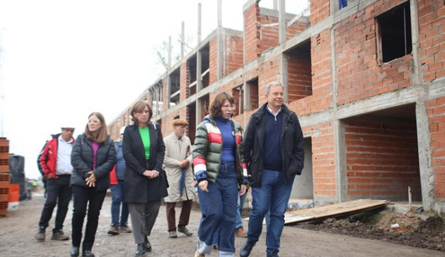 Cascallares y Batakis recorrieron la obra de 88 viviendas en José Mármol