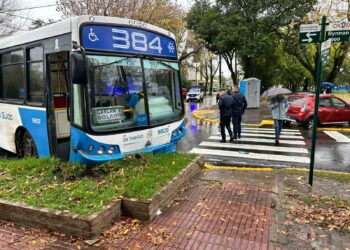 Mármol: cuatro pasajeros heridos en el choque de un colectivo de la Línea 384