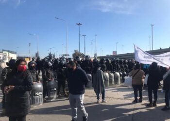 Trabajadores de La Salada cortan Camino Negro tras la clausura: «Necesitamos trabajar»