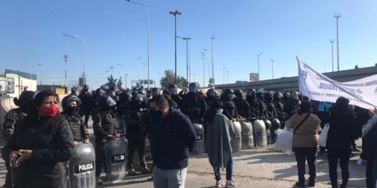 Trabajadores de La Salada cortan Camino Negro tras la clausura: «Necesitamos trabajar»