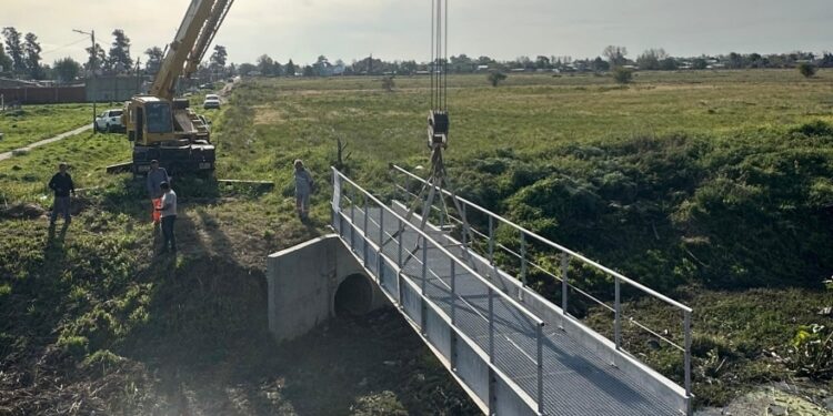 Instalaron en Glew un puente peatonal para conectar los barrios Amancay y Santa Ana