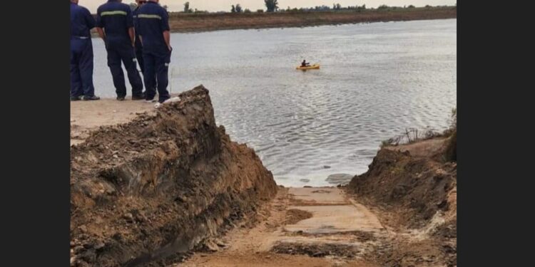 Los Bomberos buscan a un vecino de Brown que se metió a pescar en el río Salado y no regresó