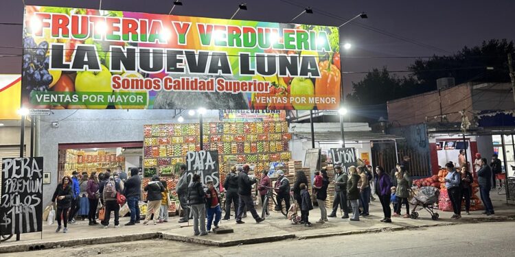 Morrón a $ 100 el kilo y tomate a $ 50: la verdulería de Guernica que es furor por sus precios bajos