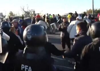 Tensión en Puente La Noria en la protesta de trabajadores de La Salada