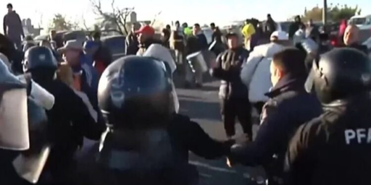 Tensión en Puente La Noria en la protesta de trabajadores de La Salada