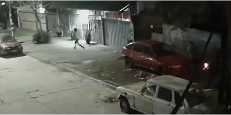 Dramático escape en Temperley: una mujer huyó a las corridas de motochorros