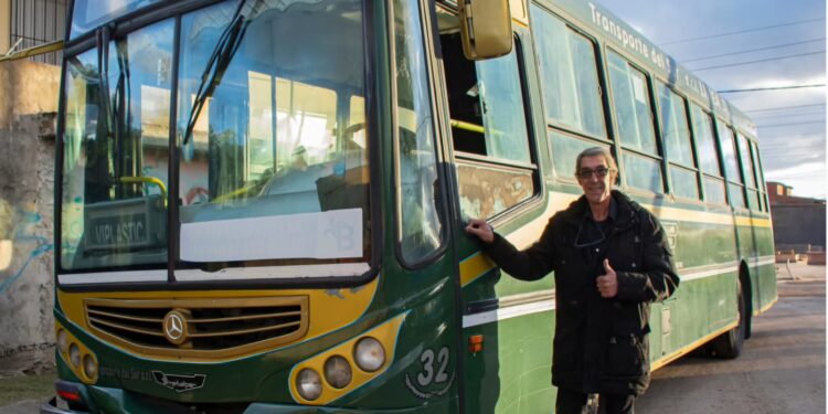 «Perita»: homenajean al chofer de Longchamps con su nombre en una parada de colectivos