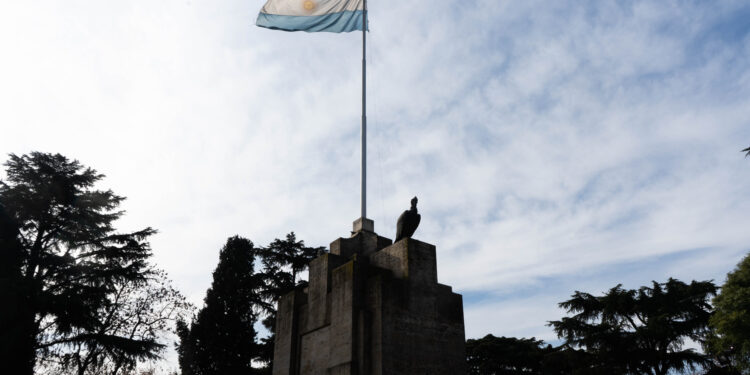 Cinco curiosidades del monumento a la bandera de Burzaco