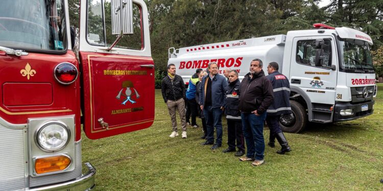 Bomberos de Brown presentó una autobomba y un camión cisterna para el cuartel de Longchamps