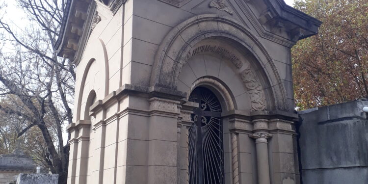 Misterios increíbles de tu barrio: el fantasma de Gardel, del cementerio de Lomas y de la escuela de Burzaco