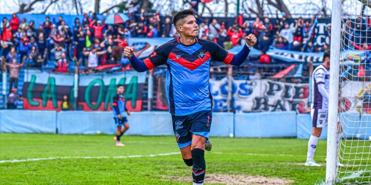 Brown de Adrogué goleó y se acerca a la zona de Reducido