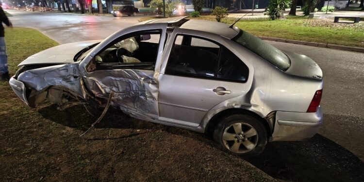 Longchamps: perdió el control del auto y chocó contra una columna