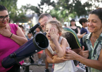 Llega la AstroFeria en Almirante Brown con telescopios, talleres y expositores
