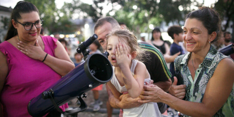 Llega la AstroFeria en Almirante Brown con telescopios, talleres y expositores