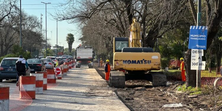 Ensanchan y renuevan un tramo de la Avenida Hipólito Yrigoyen entre Longchamps y Glew