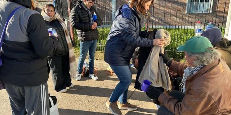 Con las bajas temperaturas, dónde llamar por una persona en situación de calle en Brown