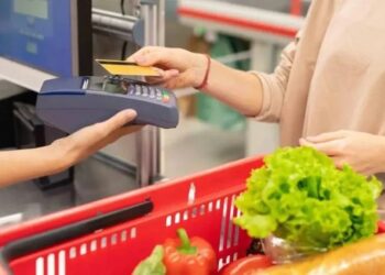 Cada vez mas personas se endeudan con la tarjeta para comprar comida
