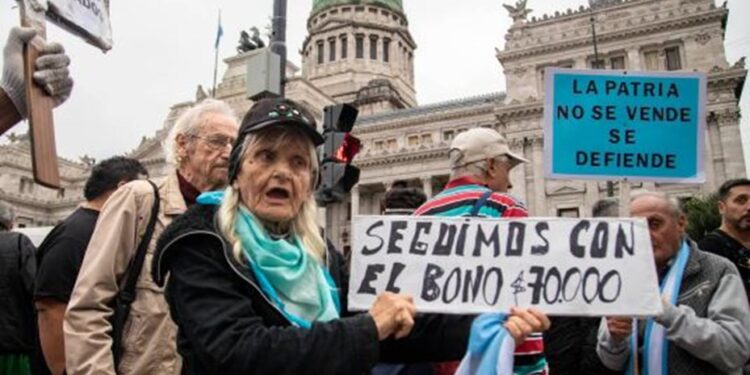 Marcha de los jubilados: se suman feministas, personas con discapacidad y profesionales del Garrahan y CONICET