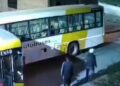 Lomas insólito: se cayó al vacío el pasajero de un colectivo al desprenderse la ventanilla