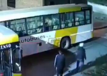 Lomas insólito: se cayó al vacío el pasajero de un colectivo al desprenderse la ventanilla
