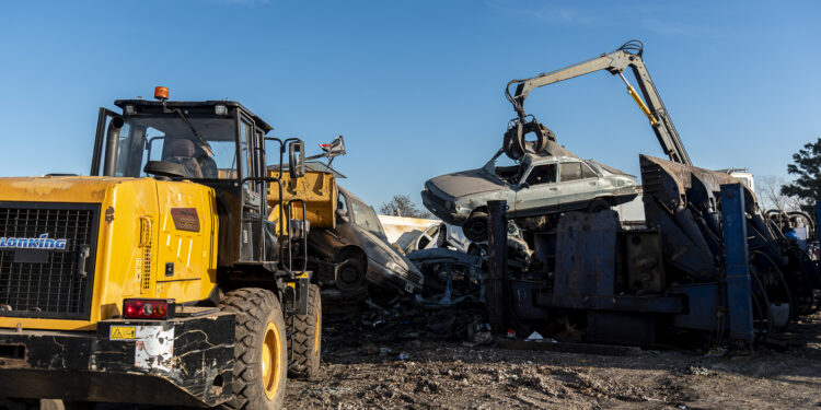 El municipio compactó 450 motos y autos secuestrados en operativos viales preventivos de Brown