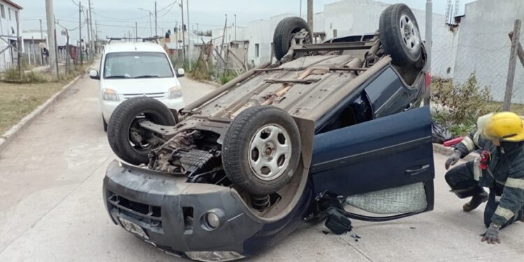 Malvinas: impresionante vuelco tras choque entre un auto y un camión de residuos