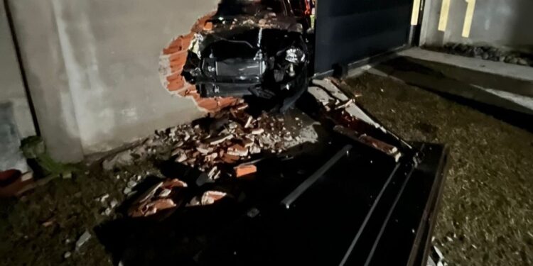 Longchamps: se descompensó, perdió el control del auto y chocó contra una vivienda