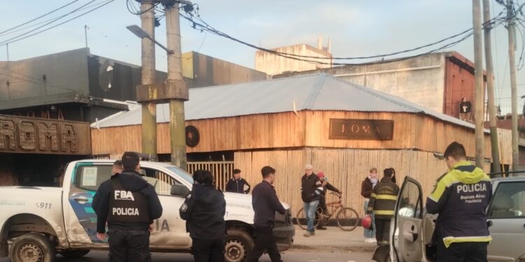 Un patrullero chocó con un auto en Longchamps: una persona hospitalizada