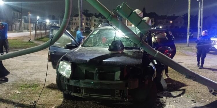 Un auto contra un árbol, otro contra un poste y un choque contra el boulevard: el saldo de accidentes en Mármol, Longchamps y Burzaco
