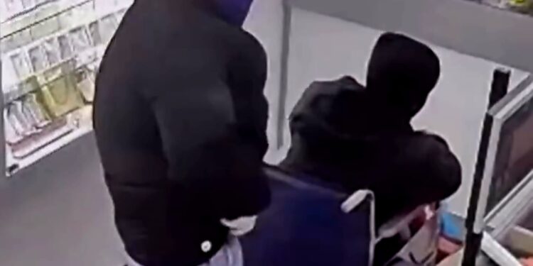 Violento robo en Solano: fingió estar en silla de rueda para asaltar una joyería