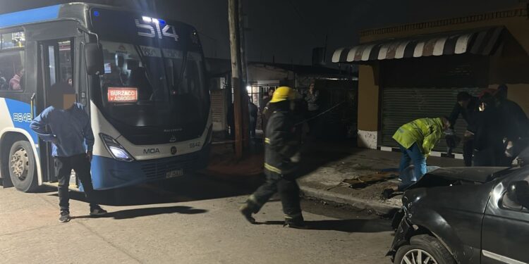 Al menos 11 heridos tras el choque entre un colectivo y un auto en Burzaco