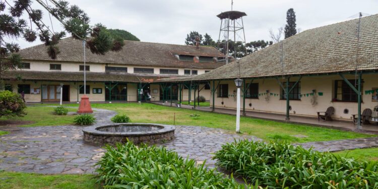 El gobierno de Milei cierra un hogar de Burzaco y 27 abuelos quedan en la calle