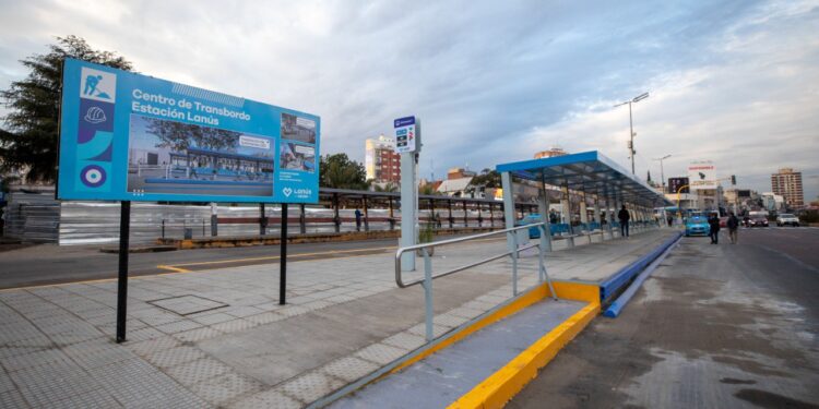 Lanús inauguró dos nuevas dársenas del centro de transbordo y reubican las paradas de colectivos