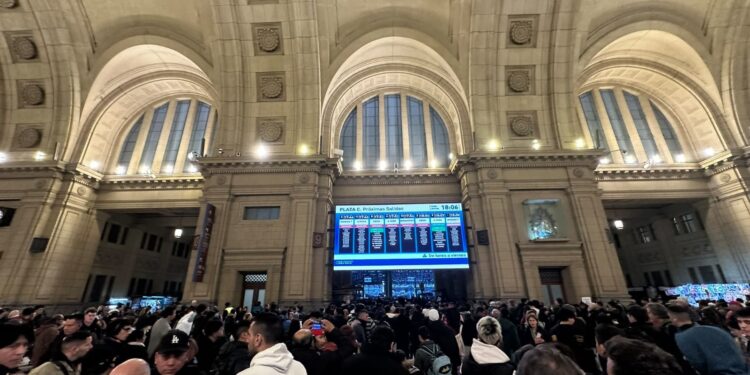 Cancelaron el Tren Roca hasta mañana y miles de pasajeros varados en Constitución