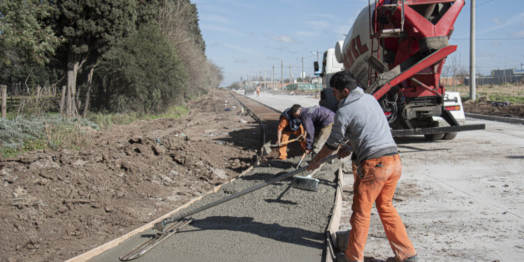 Obras de pavimentación en una calle troncal que conecta Glew, Rivadavia y Longchamps