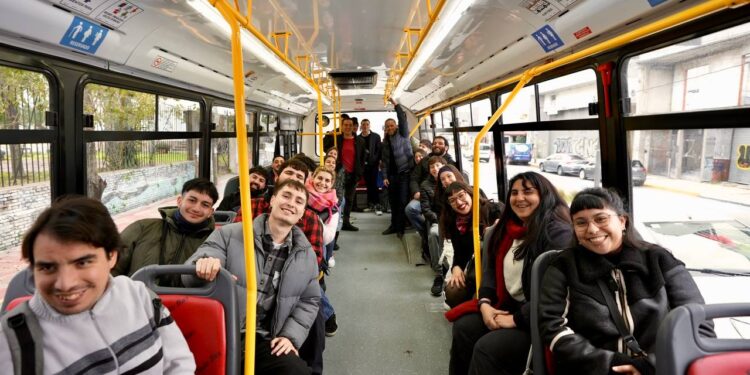 Lanús presentó una línea universitaria gratuita que va de la estación a la UNLA