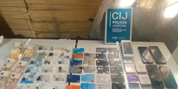 Un falso taxista de Glew estafaba y se quedaba con las tarjetas de crédito y débito de sus pasajeros