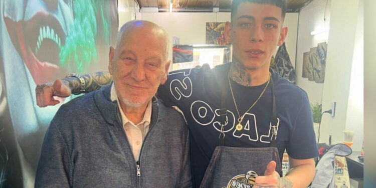 El barbero de 17 años de Lomas que corta el pelo gratis a los jubilados