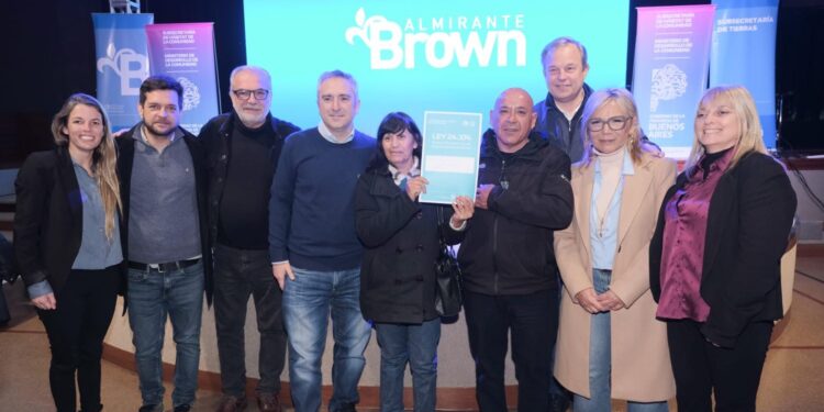 Entregaron escrituras a vecinos de varias localidades de Almirante Brown